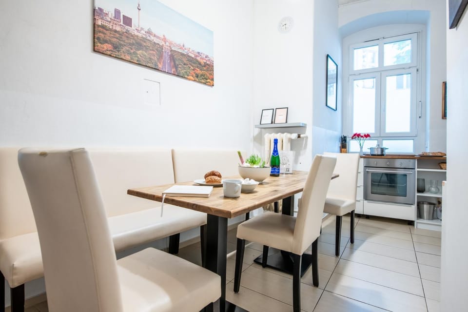 DROY by ROCKCHAIR Apartments l SUPERHOST Status l 2 Bedroom Boxspringbeds next to Center "Kurfürstendamm" - Cozy Family & Business Flair welcomes you! Apartment in Berlin