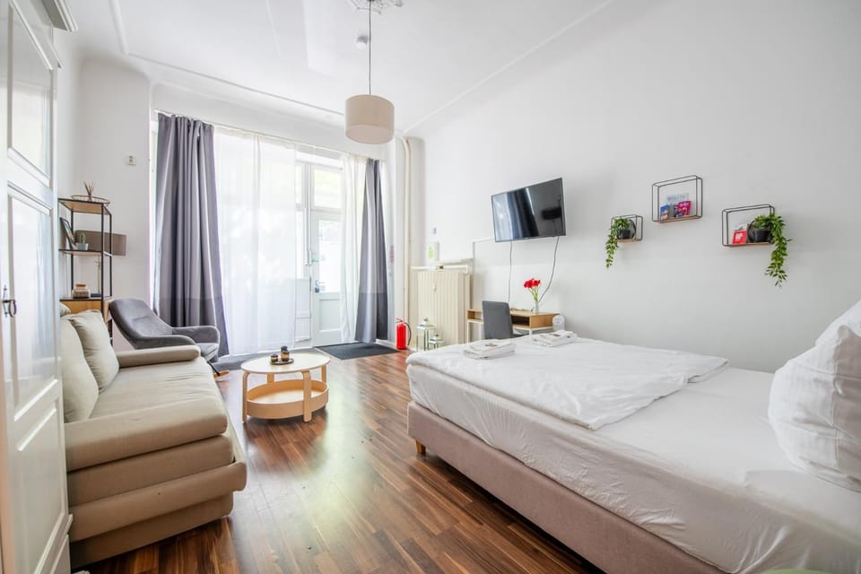 DROY by ROCKCHAIR Apartments l SUPERHOST Status l 2 Bedroom Boxspringbeds next to Center "Kurfürstendamm" - Cozy Family & Business Flair welcomes you! Apartment in Berlin