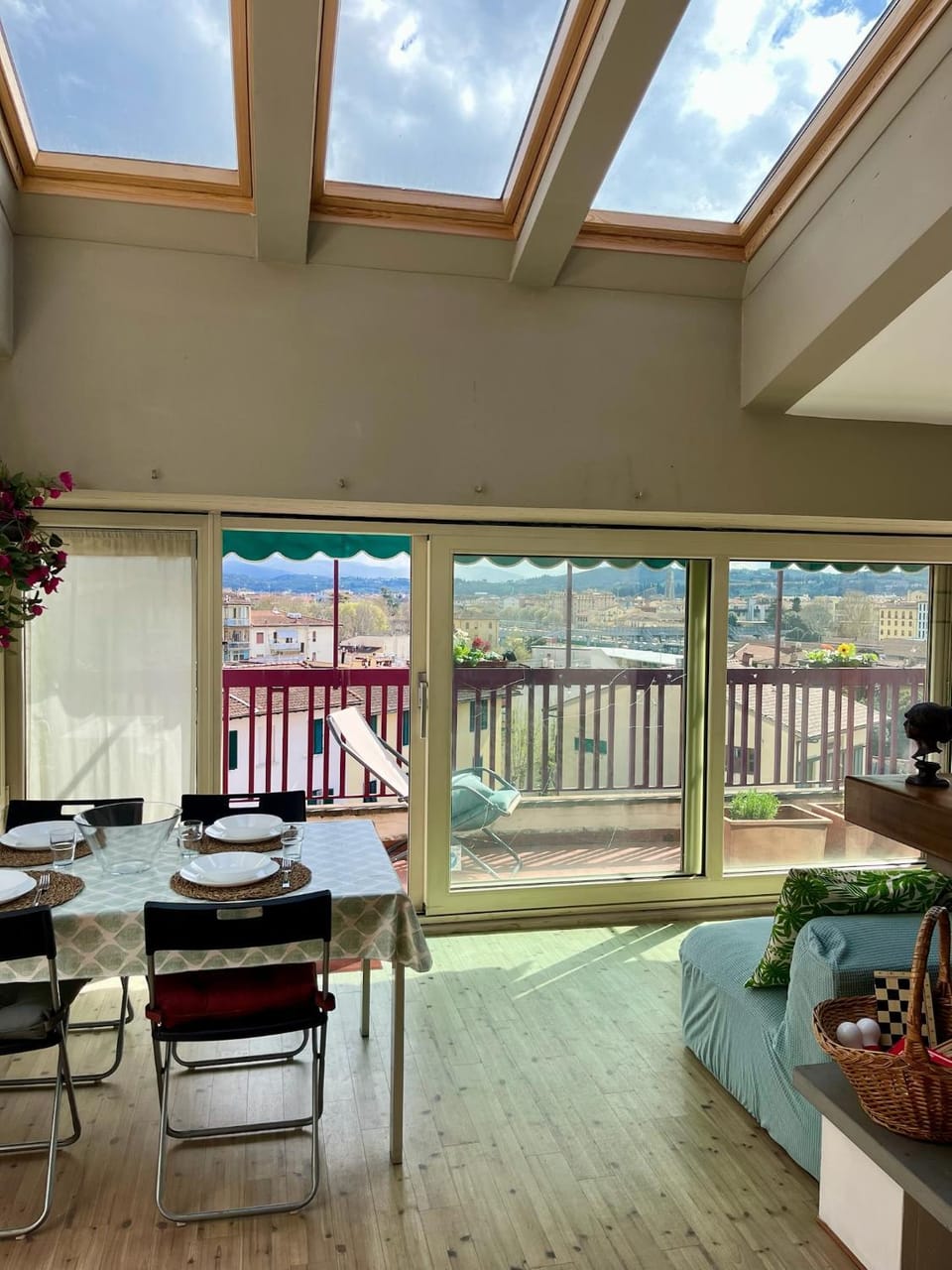 View (from property/room), Balcony/Terrace, Living room, Seating area, Dining area