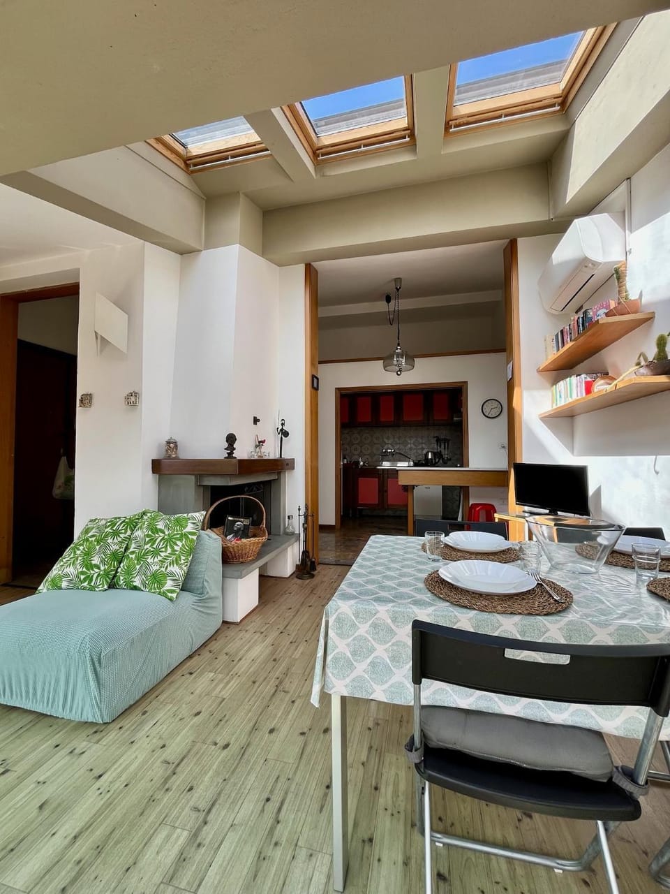 Living room, Photo of the whole room, Seating area, Dining area