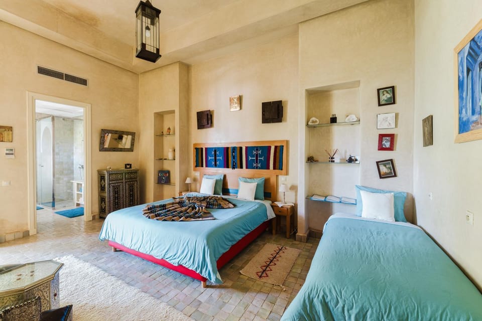 Bed, Photo of the whole room, Seating area, Bedroom, wardrobe, air conditioner