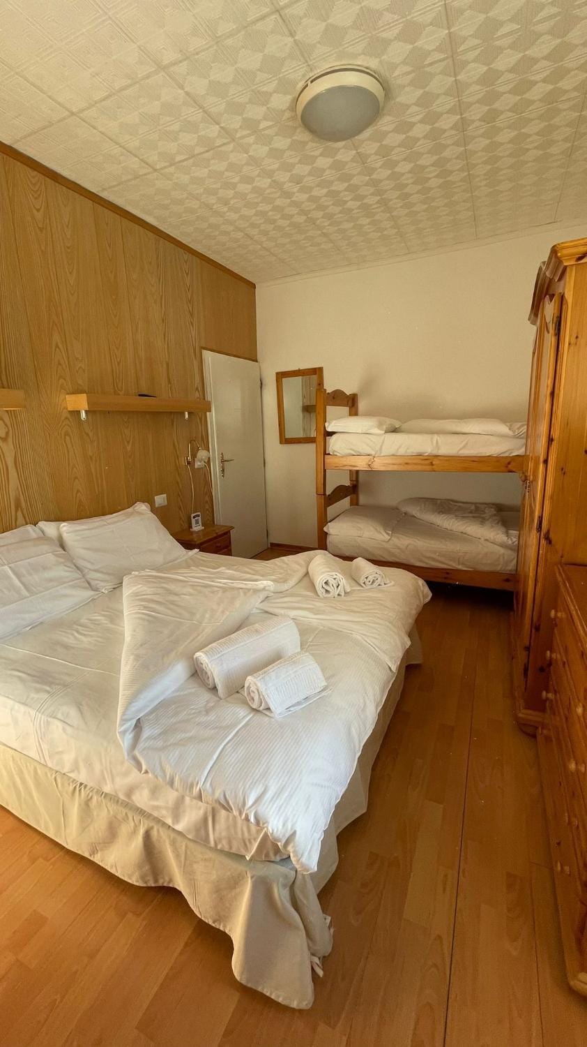 Bedroom, bunk bed