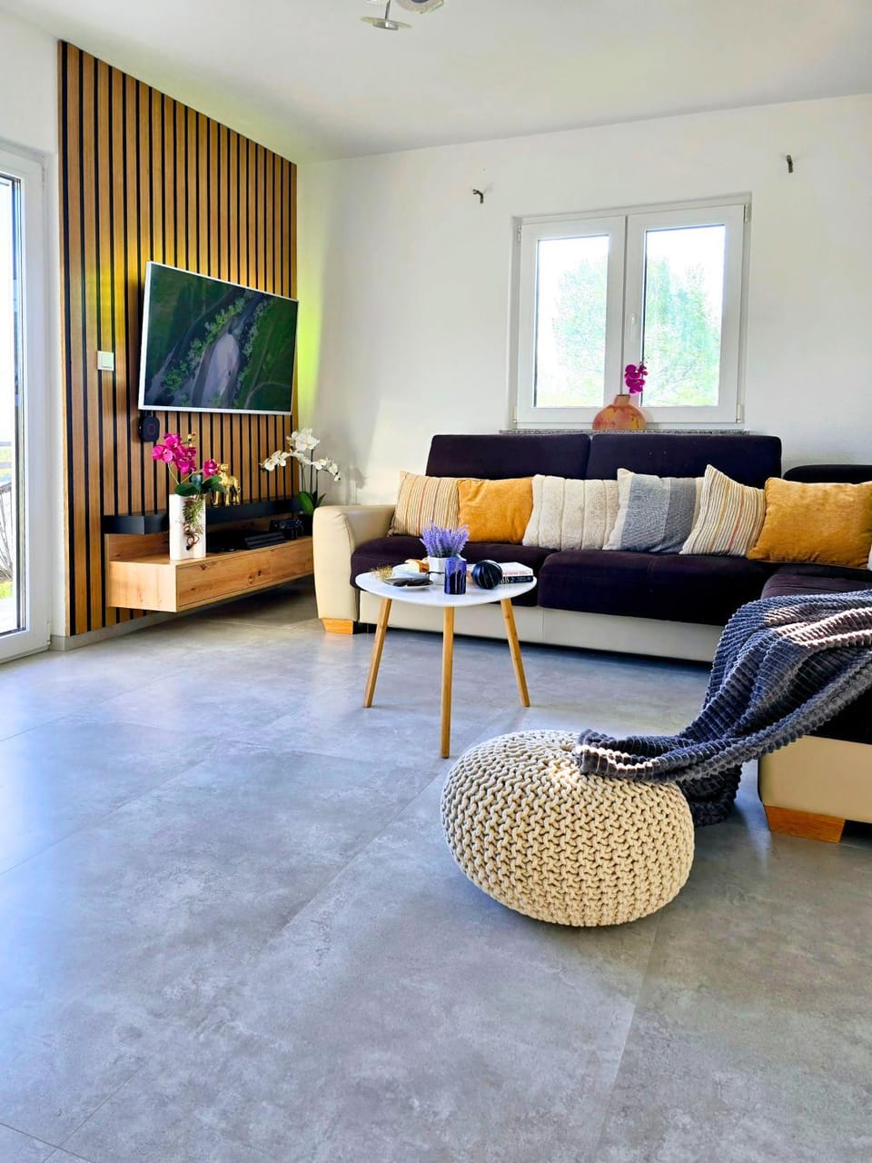 Communal lounge/ TV room, TV and multimedia, Living room, Seating area, Evening entertainment