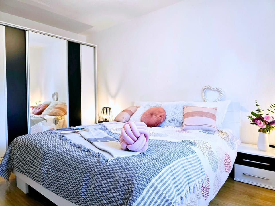 Bed, Photo of the whole room, Bedroom, towels