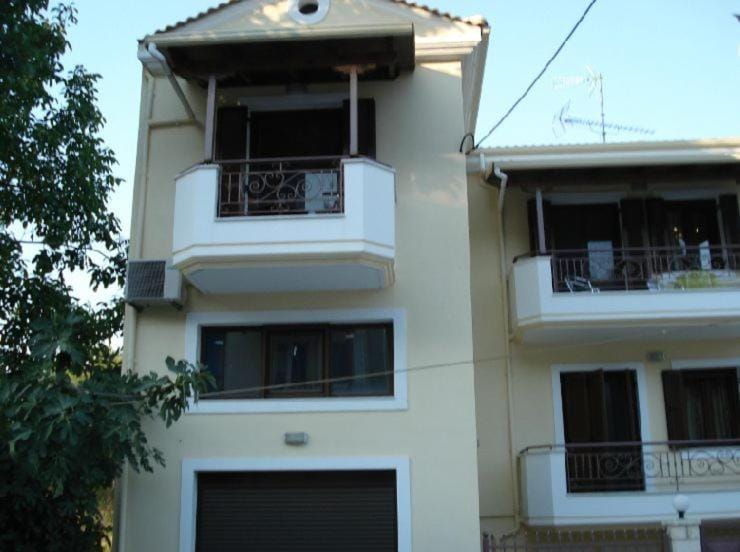 VILLA KAROLINA Tsogkas Apartment in Peloponnese, Western Greece and the Ionian