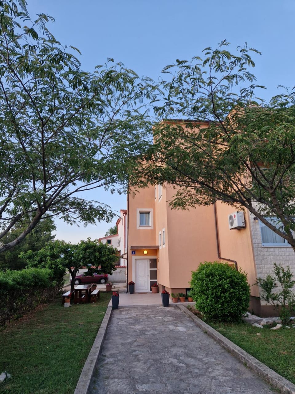 Neighbourhood, Garden