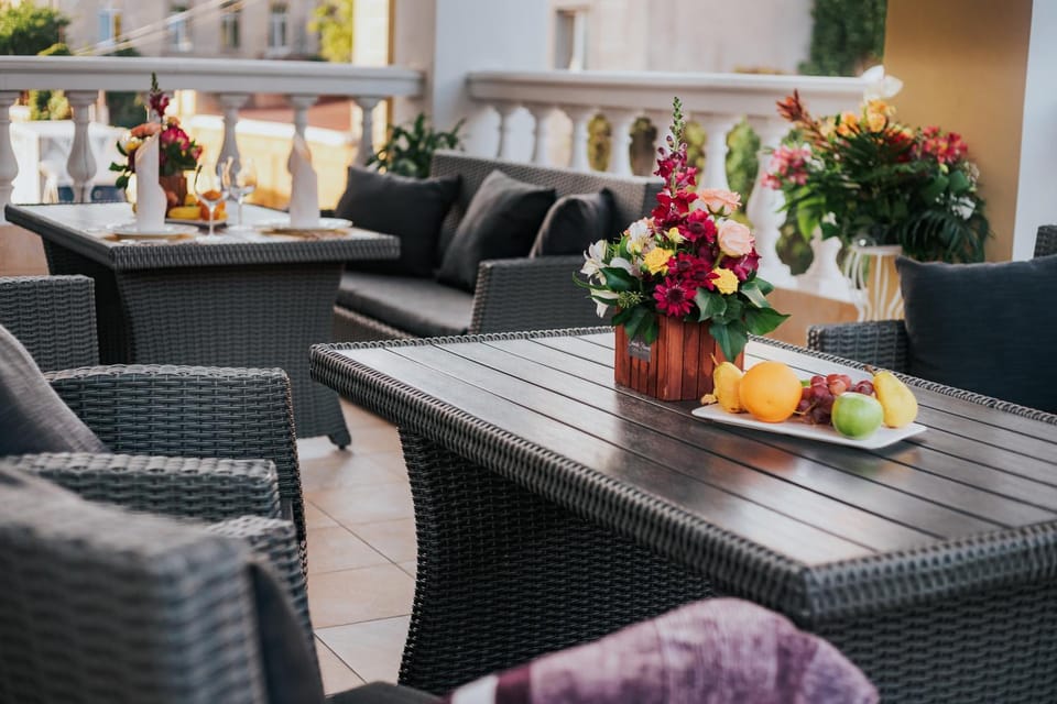 Restaurant/places to eat, Balcony/Terrace