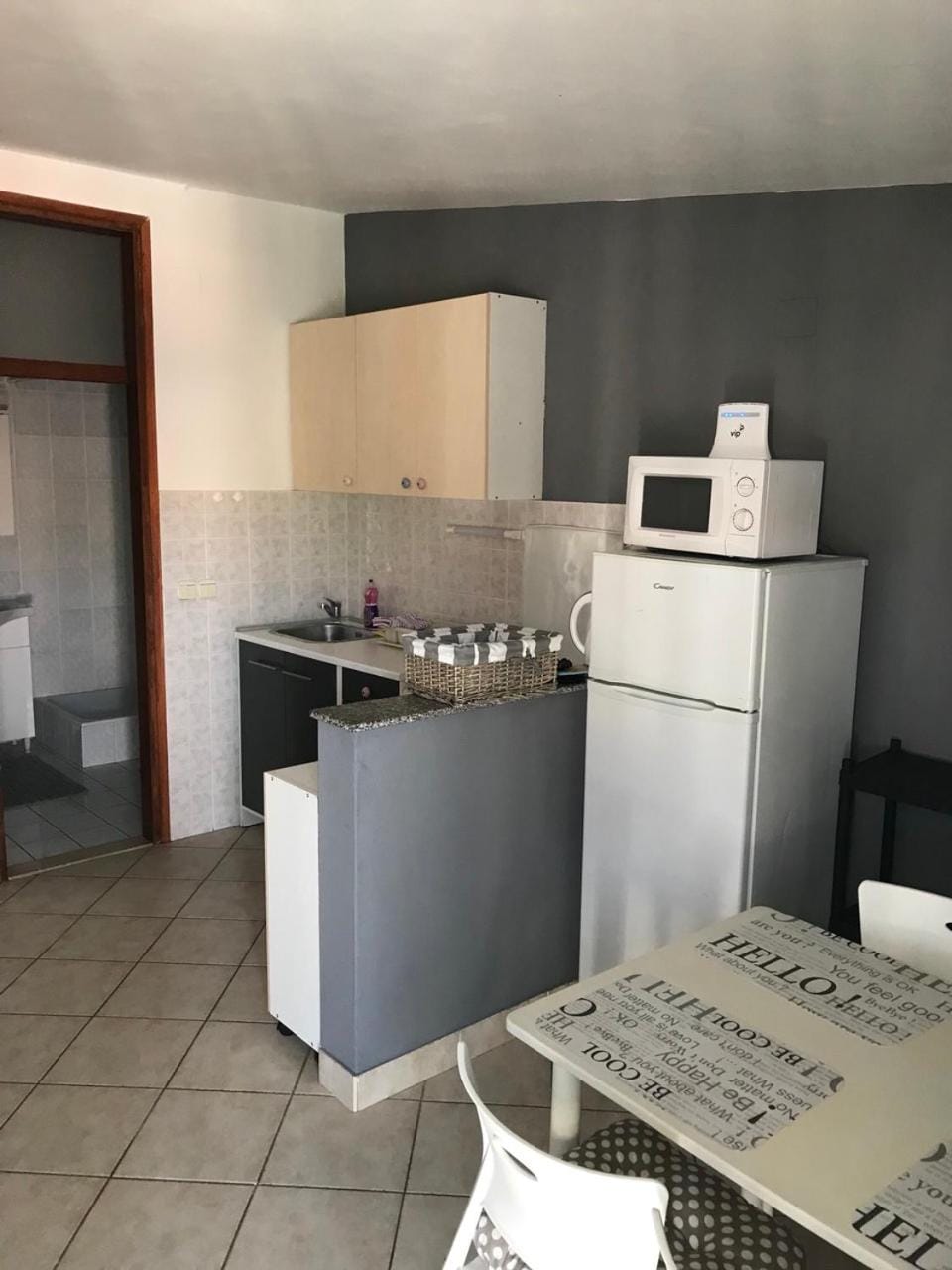 Kitchen or kitchenette, minibar