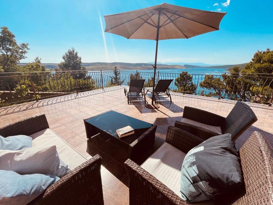 Day, Natural landscape, Balcony/Terrace, Balcony/Terrace, Seating area, Sea view, sunbed