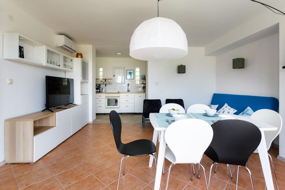 TV and multimedia, Kitchen or kitchenette, Living room, Seating area, Dining area, air conditioner