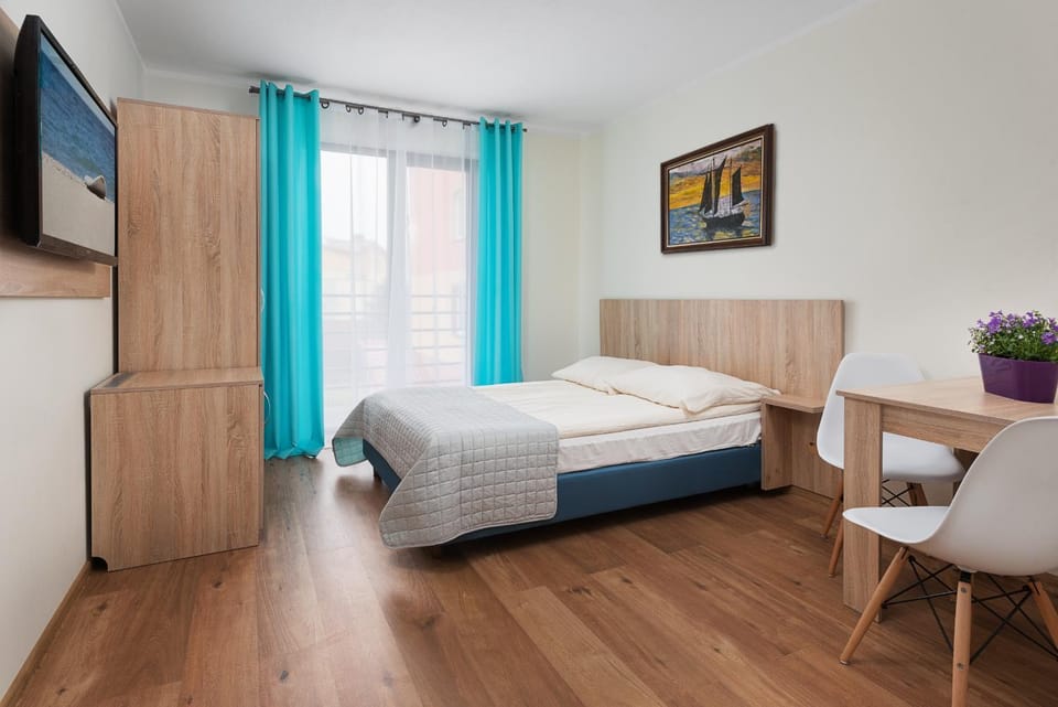 Bed, TV and multimedia, Photo of the whole room, Evening entertainment, Bedroom, hair dresser, wardrobe