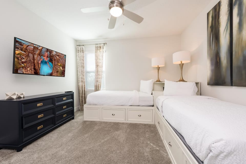 Bed, TV and multimedia, Photo of the whole room, Bedroom