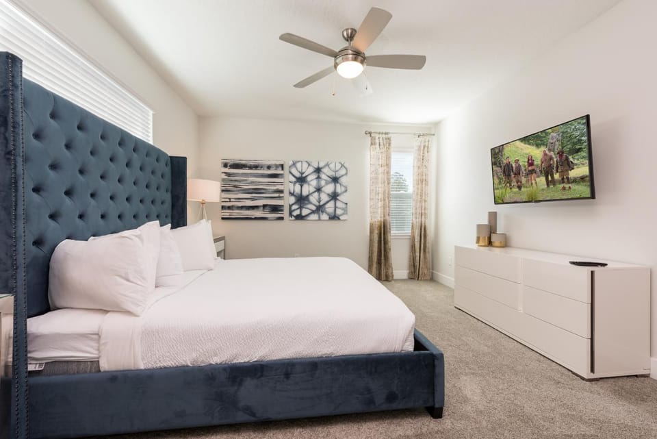 Bed, TV and multimedia, Photo of the whole room, Bedroom