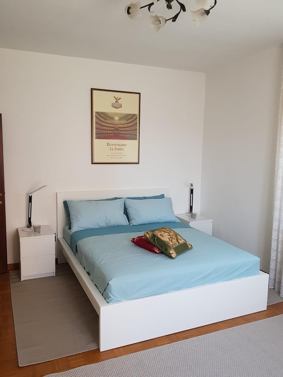 Bed, Photo of the whole room