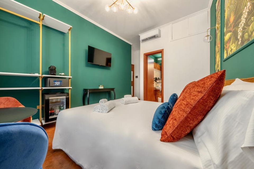 Bed, TV and multimedia, Evening entertainment, Bedroom, oven, air conditioner