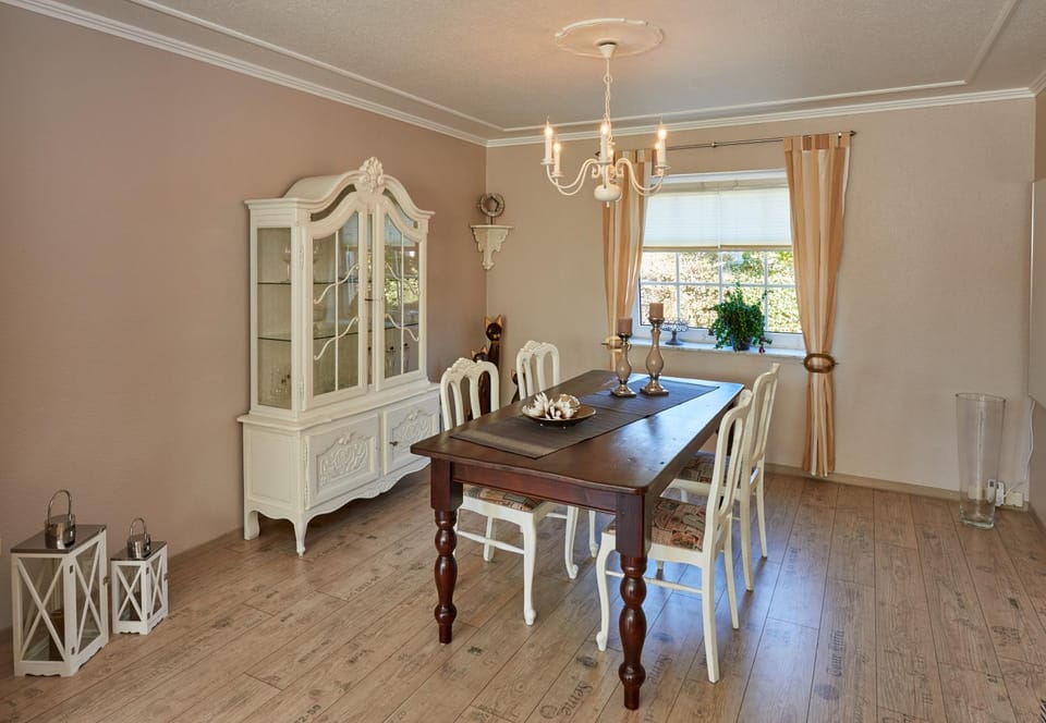 Photo of the whole room, Dining area