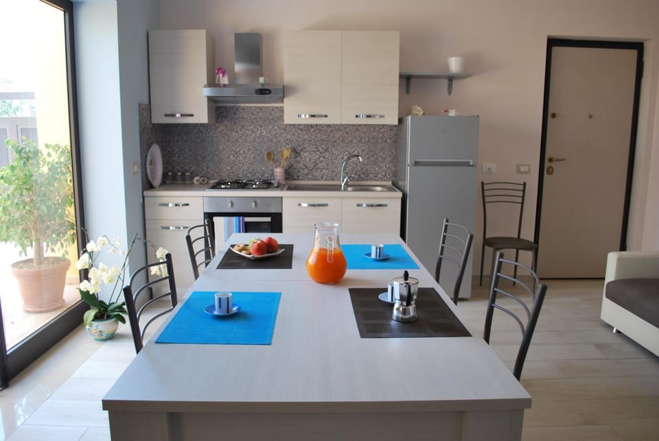 Kitchen or kitchenette, Dining area