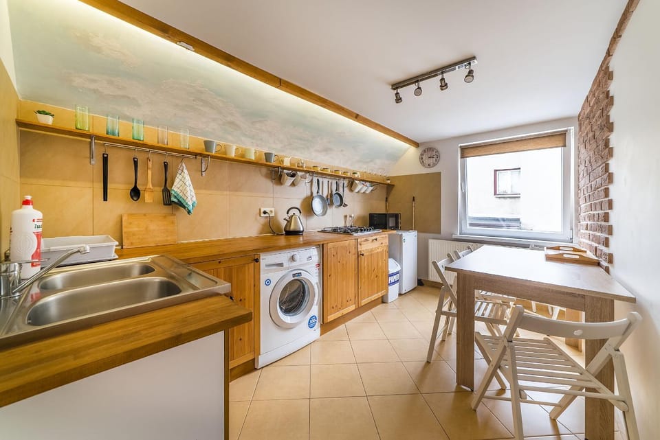Kitchen or kitchenette, Dining area, pet friendly, stove, washing machine