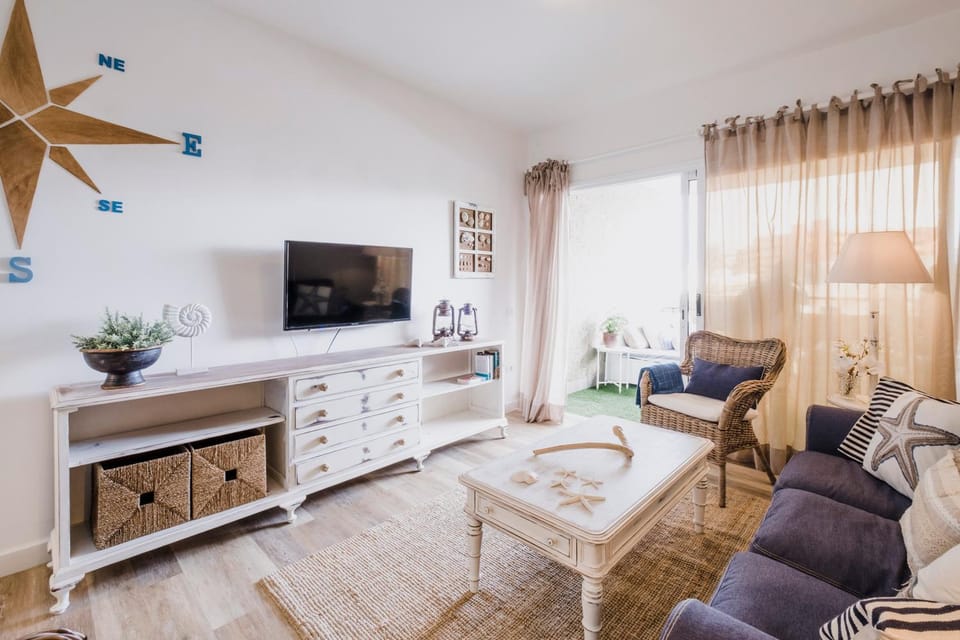 Communal lounge/ TV room, Day, Night, Summer, TV and multimedia, Living room, Seating area, Autumn, Time of day