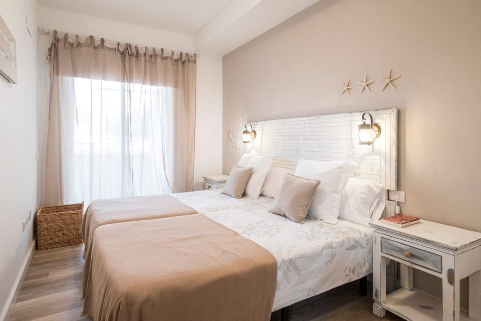 Bed, Photo of the whole room, Bedroom, Family