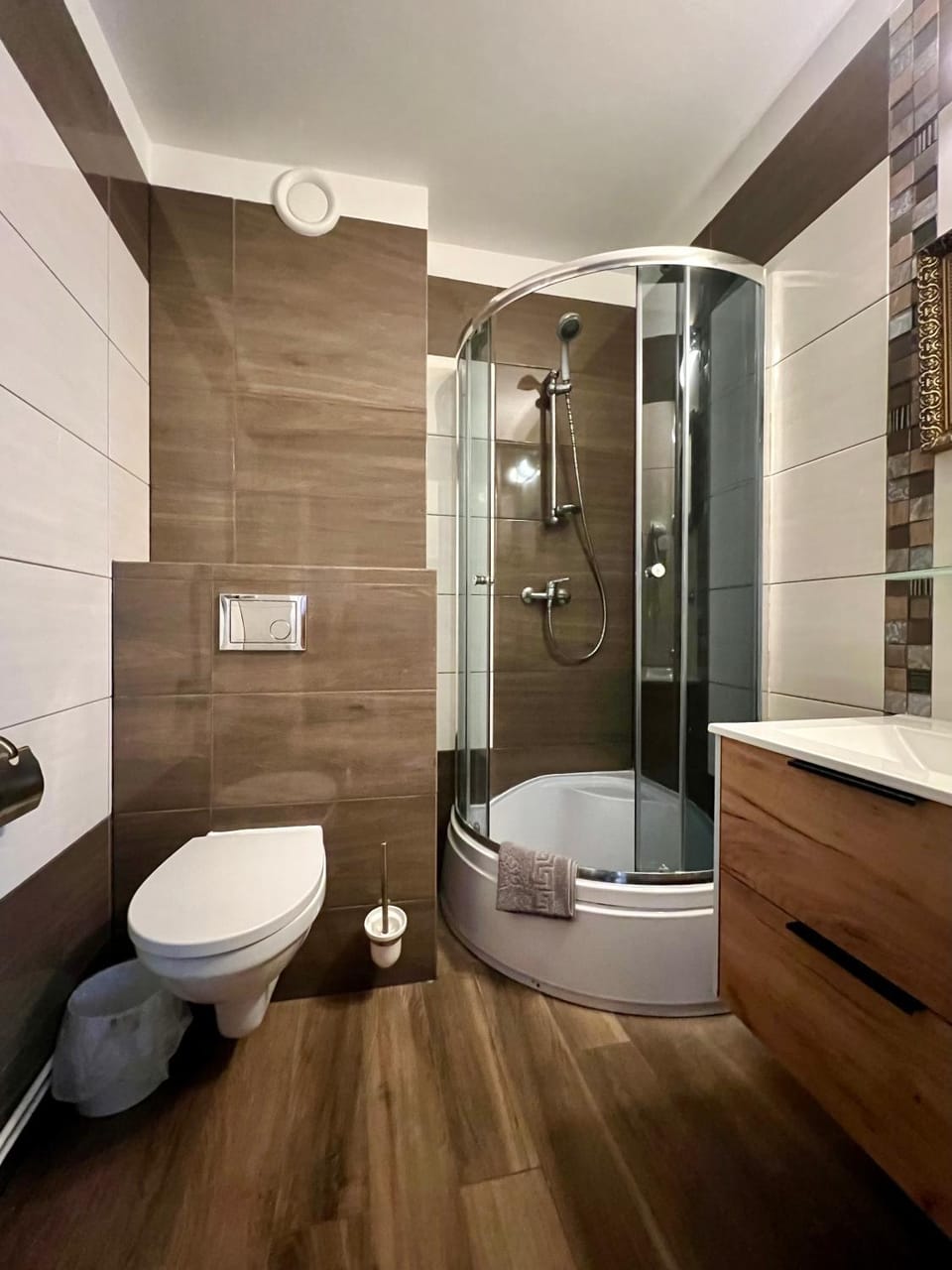 Shower, Toilet, Bathroom, towels