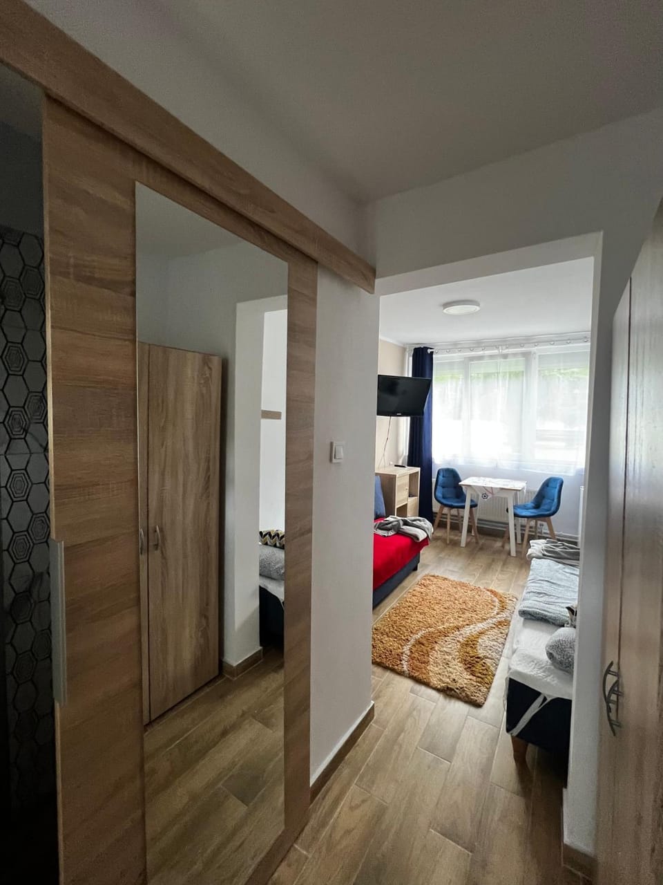 Bed, TV and multimedia, wardrobe