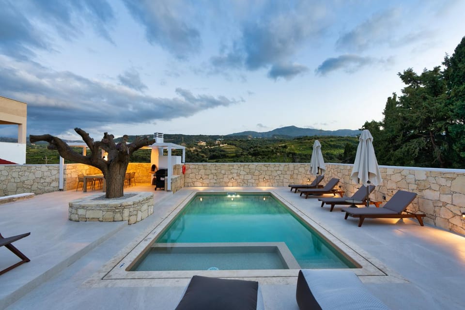 Patio, Day, Natural landscape, Mountain view, Pool view, Swimming pool, sunbed