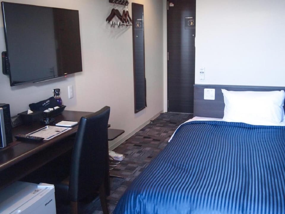 Bed, TV and multimedia, hair dresser