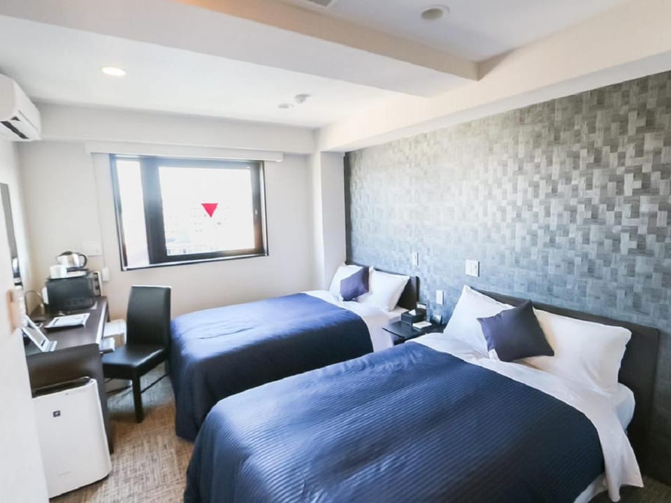 Bed, Photo of the whole room, hair dresser, air conditioner