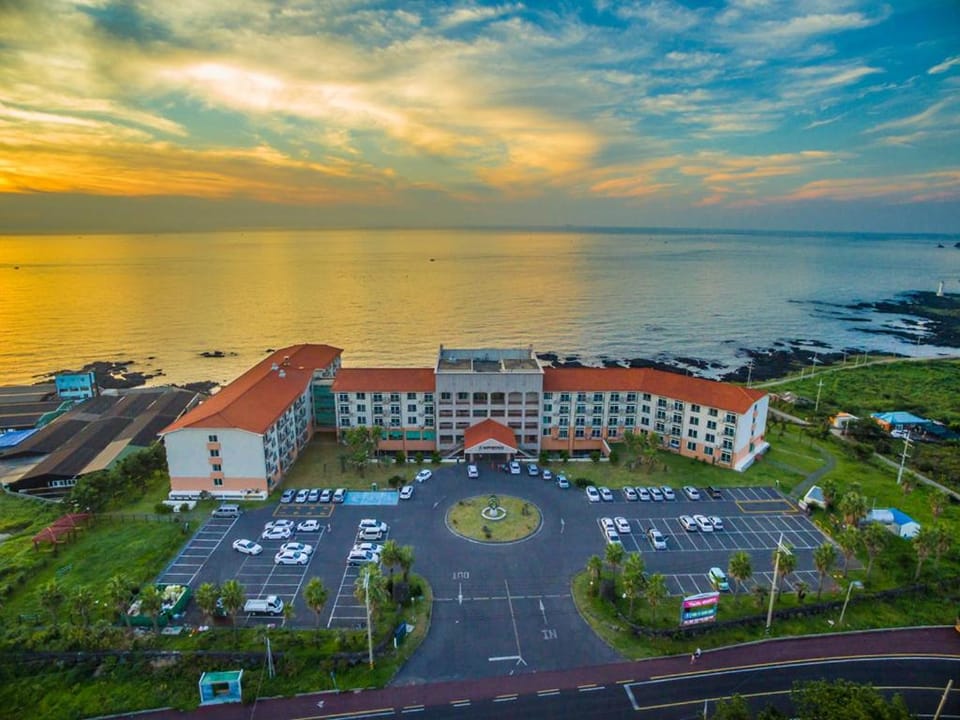 Property building, Natural landscape, Bird's eye view, Sunset