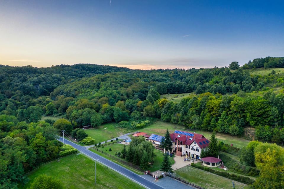 Property building, Day, Neighbourhood, Natural landscape, Bird's eye view, Mountain view