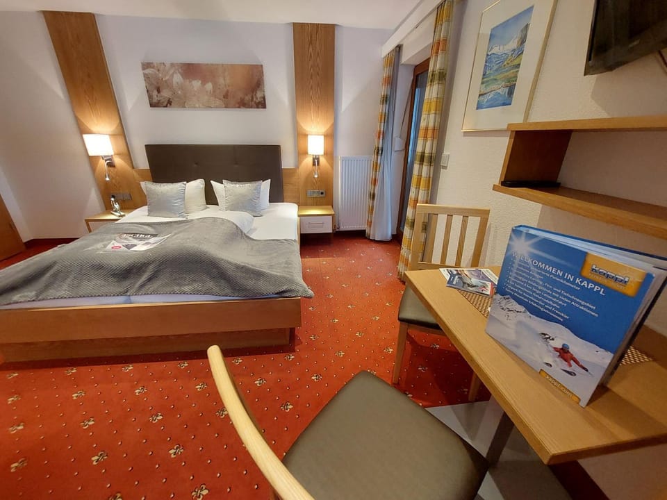 Bed, TV and multimedia, Photo of the whole room, Seating area, Bedroom, hair dresser