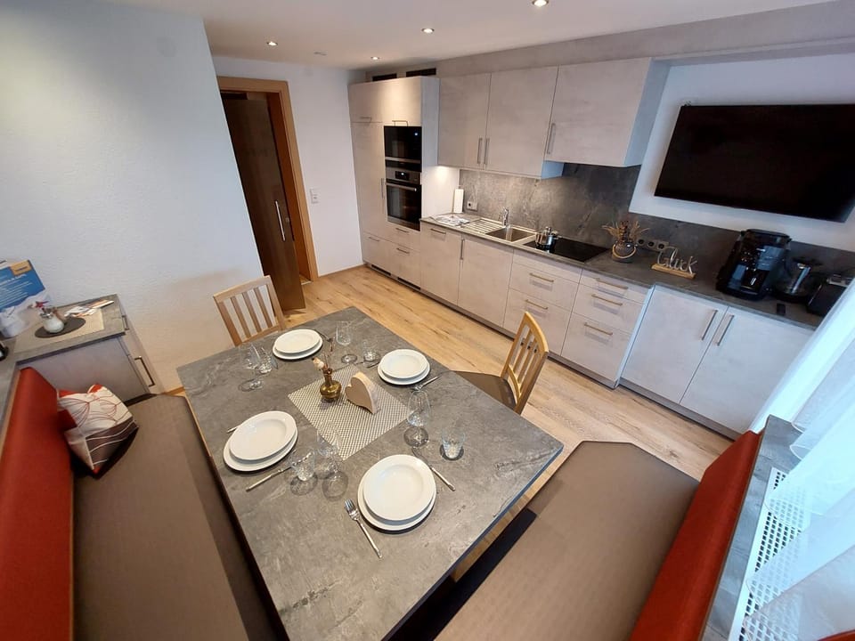 Kitchen or kitchenette, Seating area, Dining area, Inner courtyard view, minibar, stove