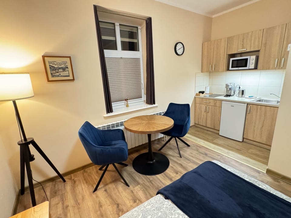 Kitchen or kitchenette, Seating area