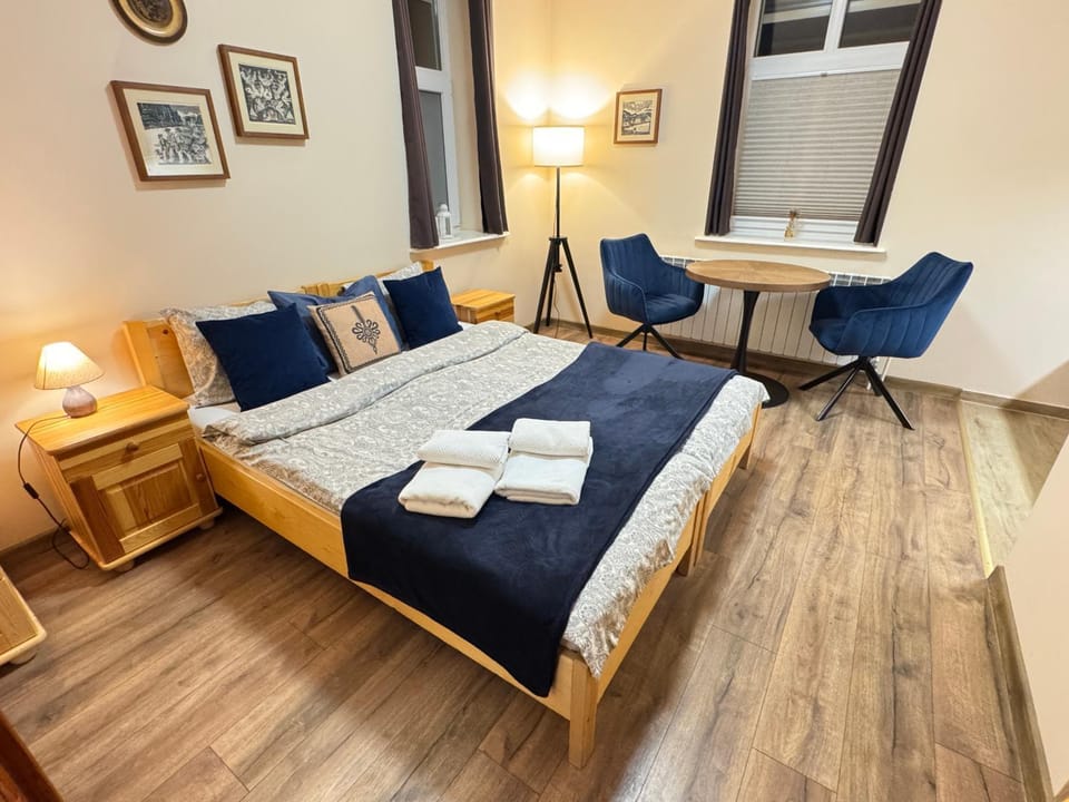 Bed, Seating area