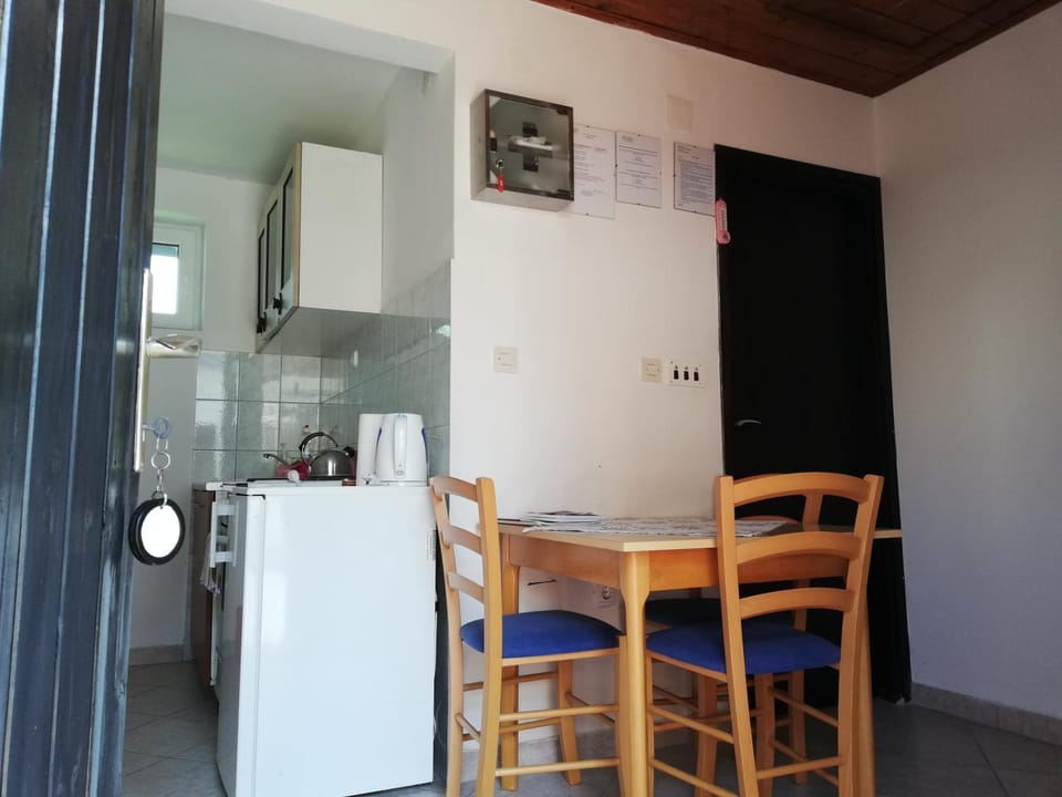 Kitchen or kitchenette, Dining area, pet friendly