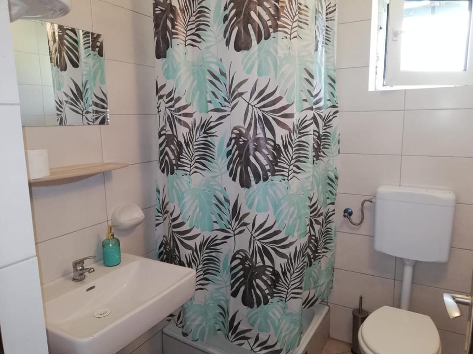 Shower, Toilet