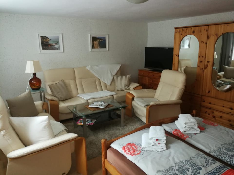 TV and multimedia, Seating area, Bedroom