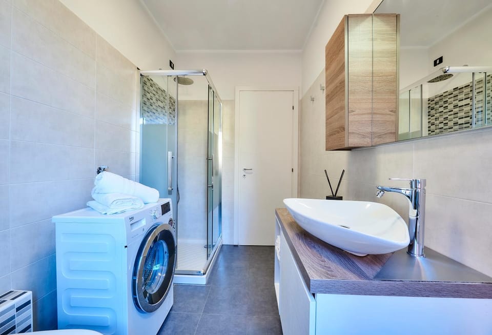 Bathroom, towels, washing machine