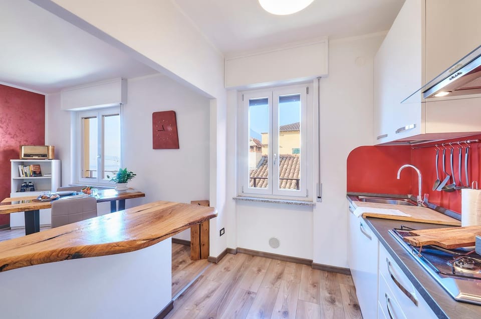 Kitchen or kitchenette, Dining area, Lake view, dishwasher, stove