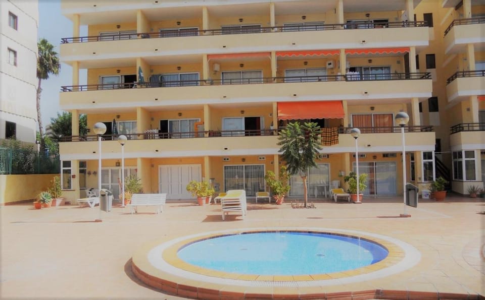 Swimming pool, young children