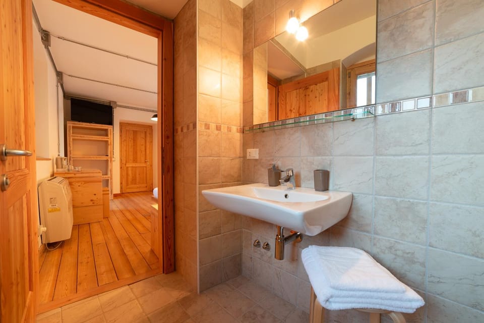 Bathroom, towels