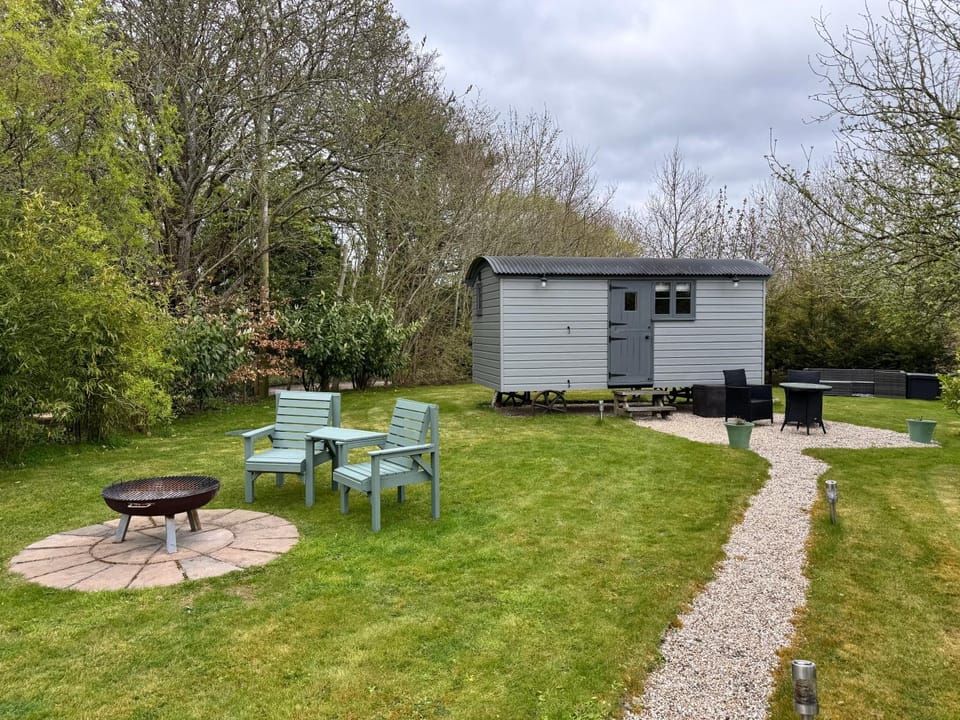 Property building, Patio, Spring, Garden, Dining area, Garden view