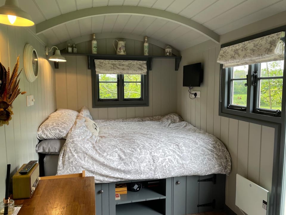 Bed, TV and multimedia, Bedroom