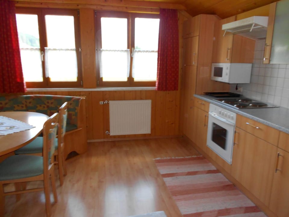Kitchen or kitchenette, Seating area