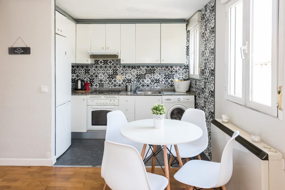 Kitchen or kitchenette, Dining area