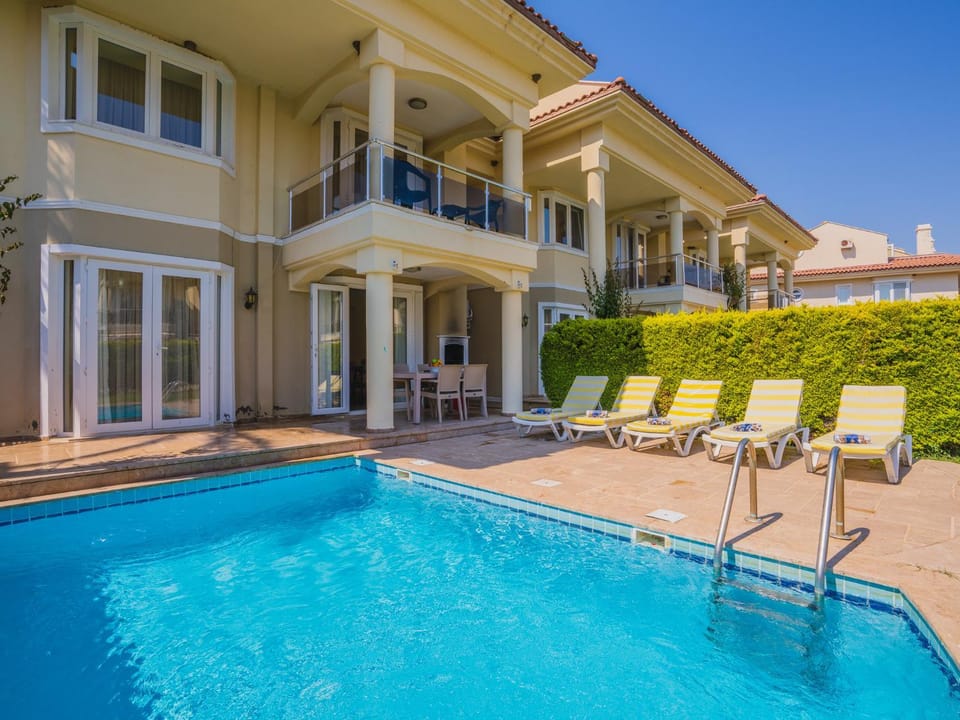 Property building, BBQ facilities, Balcony/Terrace, Swimming pool