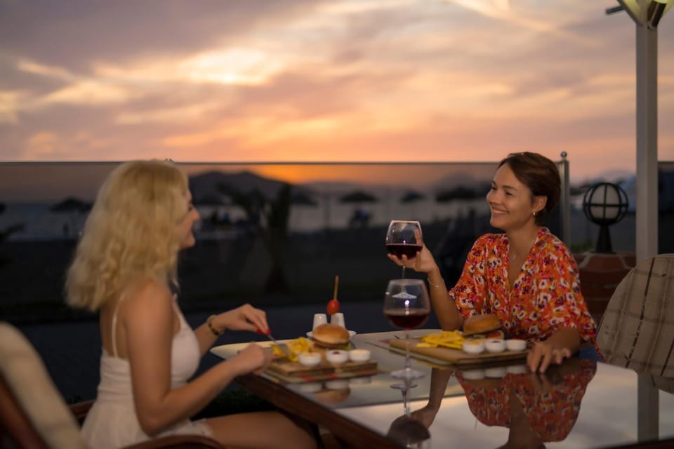 Food and drinks, Dining area, Guests