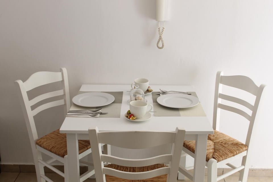 Living room, Food and drinks, Dining area