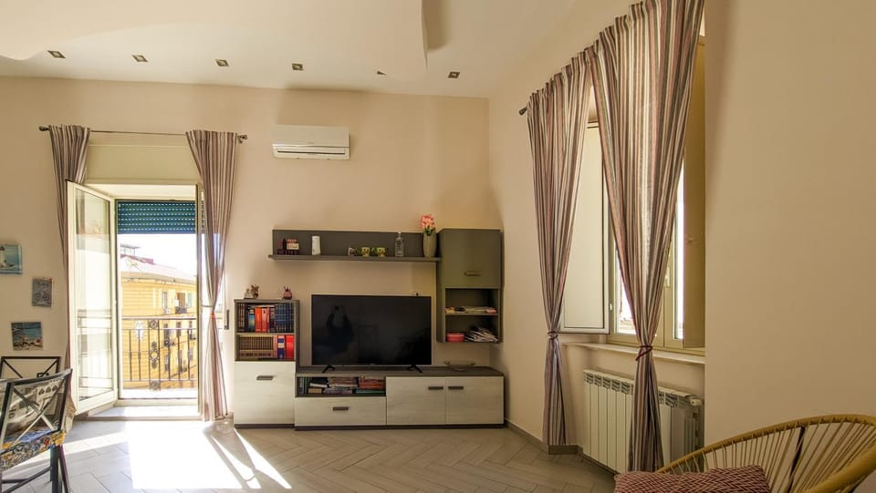 Communal lounge/ TV room, Kitchen or kitchenette, Living room, kitchen